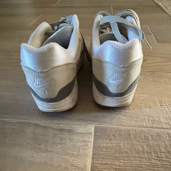 Nike Gray and White Sneakers with Rubber Sole - Picture 4 of 6